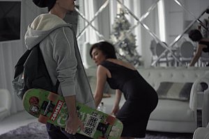 男人把j放入女人的j